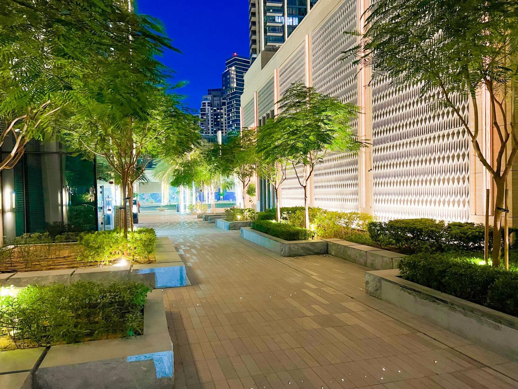 Downtown Luxury - Stunning Burj Khalifa & Sea View - 5 Minutes Walk To Dubai Mall Exterior photo